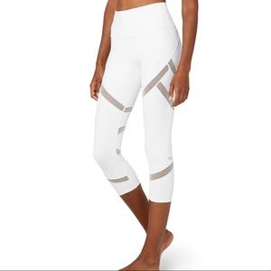 ALO Yoga MESMERIZE capri in white